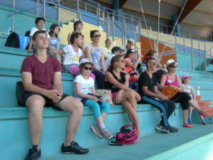 Le groupe regarde avec attention les spectacle des ORQUES