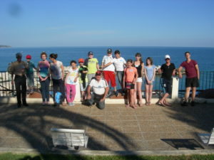 La journée s'est terminé par un passage au MCDO pour se restaure un peu avant le départ à l'aéroport mais avant une photo du groupe en bord de mer à NICE